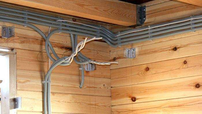 Замена электропроводки в деревянном доме - как своими руками поменять проводку в деревянном доме