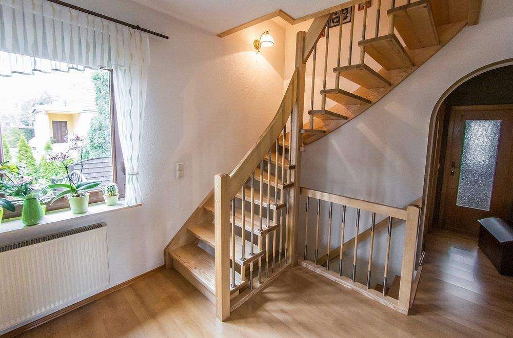 Деревянная лестница на второй этаж своими руками в частном доме